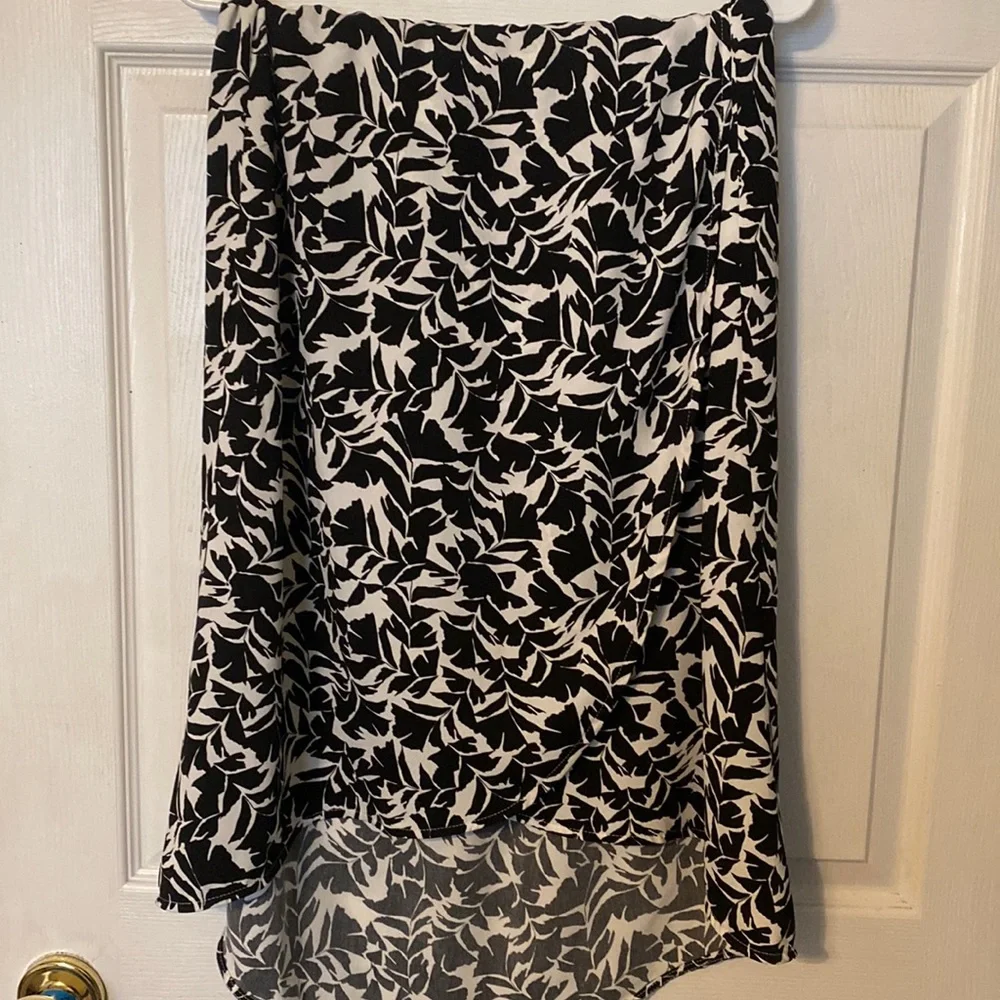 •Skirt• - Picture 1 of 4